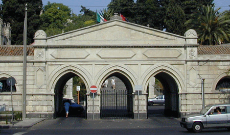 L'ingresso principale dei tre cancelli